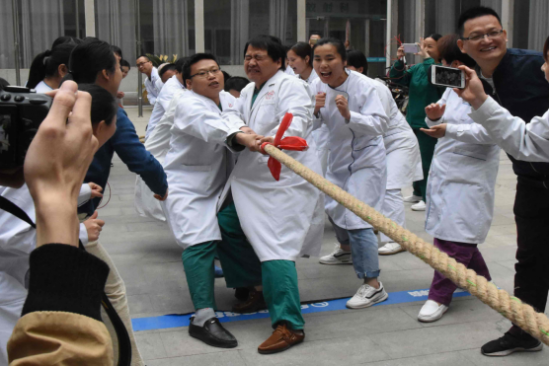 濮阳东方医院举办“凝聚力量·团结奋进”职工拔河比赛活动