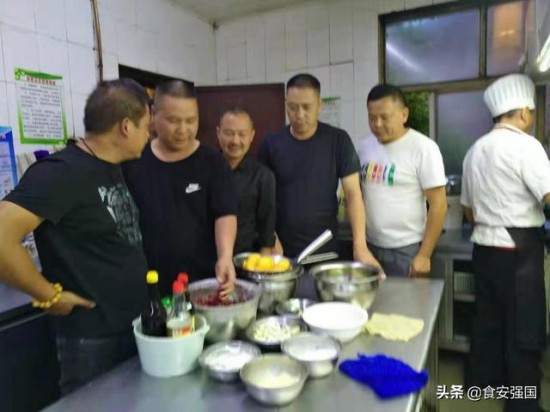 中国“巅峰之宴”组委会寻味云南美食导师品鉴团深度探访滇西美食