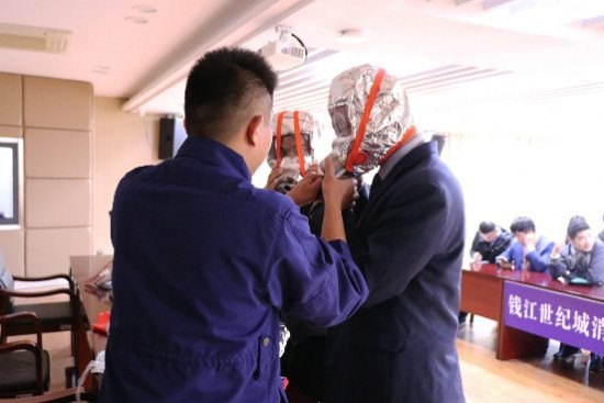杭州自如联合萧山消防大队开展“消防应急”体验活动