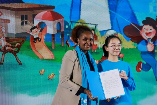 40 多个中国城市点亮蓝色灯光庆祝世界儿童日，致力于建设儿童友好社会