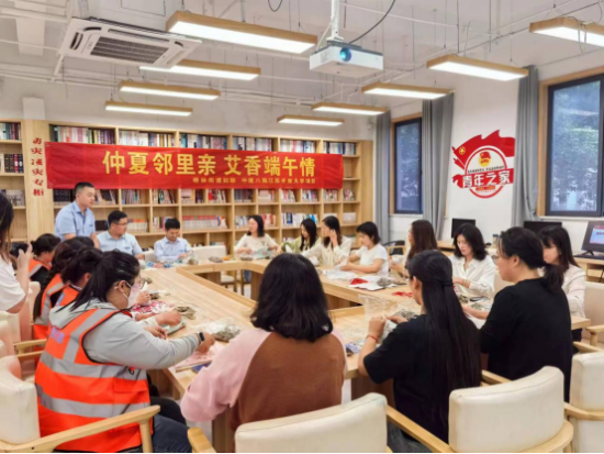 中建八局江苏开放大学项目联合桥林街道妇联开展“仲夏邻里亲，艾香端午情”端午节主题活动